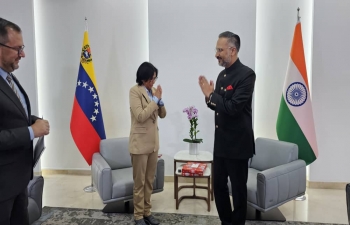 El Embajador Abhishek Singh realizo una llamada de despedida a S.E. Delcy Rodriguez, Vicepresidenta y a S.E. Yvan Gil Pinto, Ministro de Relaciones Exteriores de Venezuela. El Embajador les agradecio por su apoyo durante su gestion en Venezuela.